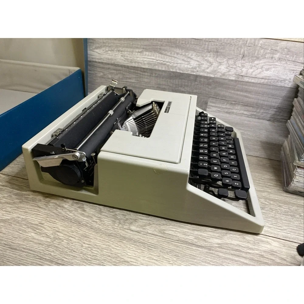 Vintage Olivetti dora typewriter- with original Case. Spain